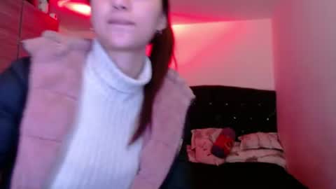 holy_julii online show from June 13, 4:10 am