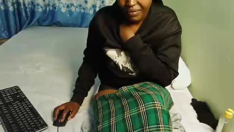 Snapshot of honey_caddy chatting on July 5, 5:42 pm honey_caddy online show from July 5, 5:42 pm