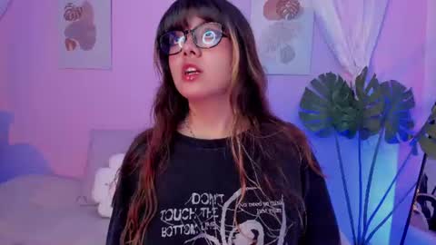 Snapshot of honey_m0on chatting on June 18, 6:45 pm Milenka online show from June 18, 6:45 pm