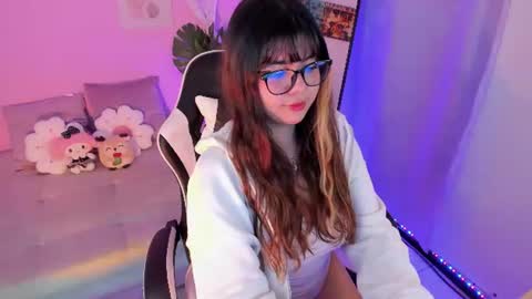 Snapshot of honey_m0on chatting on June 30, 7:04 pm Milenka online show from June 30, 7:04 pm