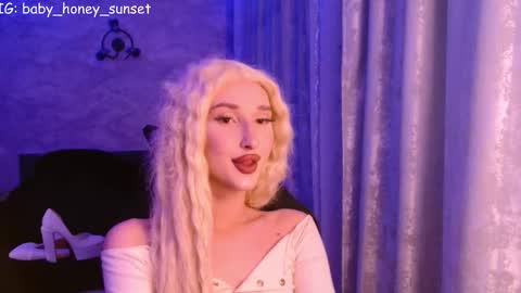 honey_sunset online show from January 18, 10:24 pm