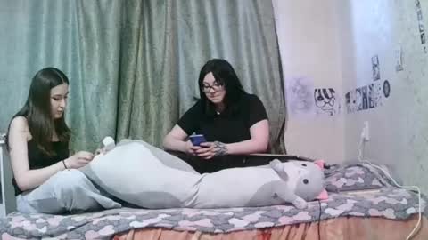 Rose and Poly online show from April 27, 1:53 pm