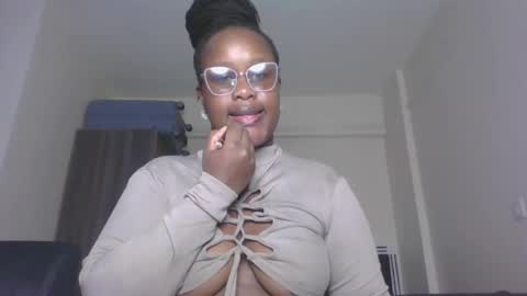 Snapshot of horny_sexxy_babe chatting on June 25, 11:59 am Lucy online show from June 25, 11:59 am