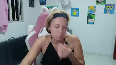 Mia online show from March 18, 11:19 pm