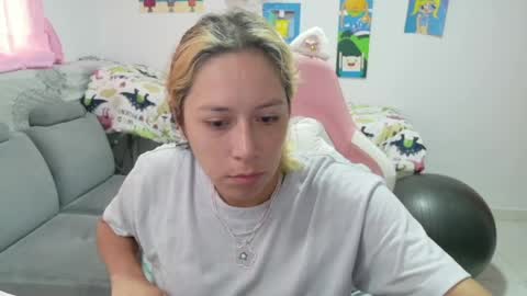Mia online show from April 20, 1:03 pm