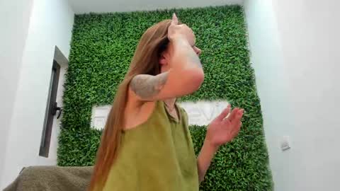 hotfallingdevil online show from May 22, 4:30 am