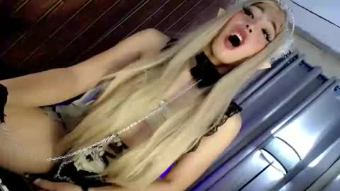 Snapshot of hotfucking_queen1111 chatting on June 2, 8:05 am hotfucking_queen1111 online show from June 2, 8:05 am