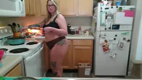 Hotkitty090 online show from May 24, 10:37 pm