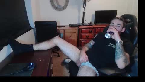 hungmtnman2256 online show from March 15, 5:02 am