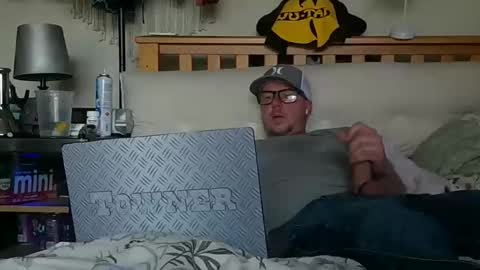 Snapshot of hungsingledad79 chatting on March 23, 8:35 pm HuingsingleDad79 online show from March 23, 8:35 pm