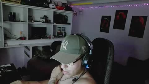 Snapshot of hydroblast777 chatting on April 4, 11:02 pm hydroblast777 online show from April 4, 11:02 pm