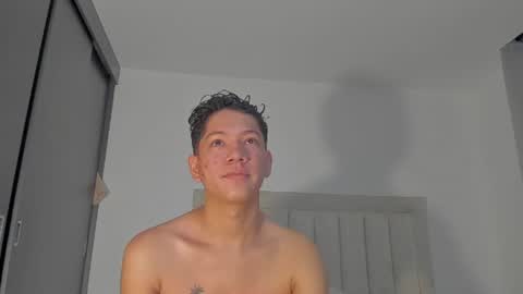 Snapshot of iamjulian_ chatting on June 28, 11:05 am Juliiiiian online show from June 28, 11:05 am