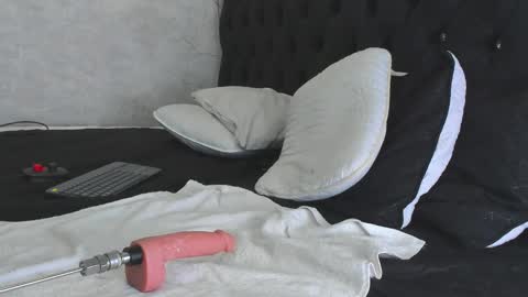 IAN CASTILLO online show from February 15, 2:11 pm