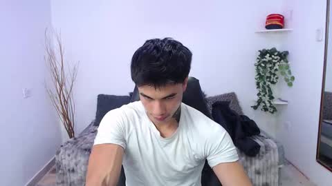 Snapshot of ian_west chatting on February 10, 11:58 am Ian online show from February 10, 11:58 am