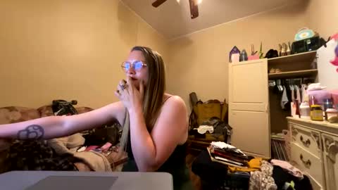 Snapshot of ickybratt chatting on April 2, 12:47 pm ickybratt online show from April 2, 12:47 pm