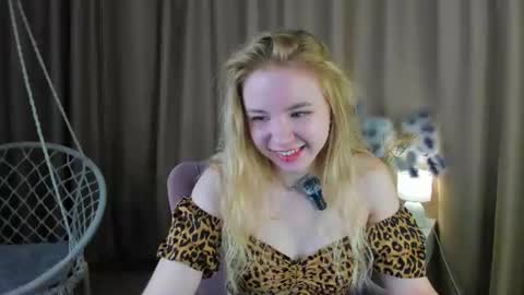Snapshot of ida_lewiss chatting on June 26, 12:37 am Ida online show from June 26, 12:37 am