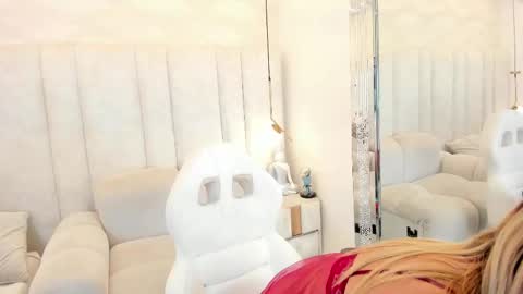 Mailyn Jung online show from March 26, 12:00 pm