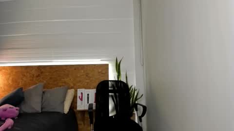 Snapshot of imsoangel666 chatting on March 8, 2:04 am Angel online show from March 8, 2:04 am