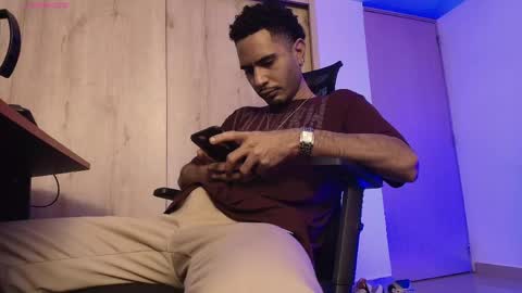 Daniel   thumb up me please its important Im new INDEPENDENT MODEL online show from April 4, 11:57 pm