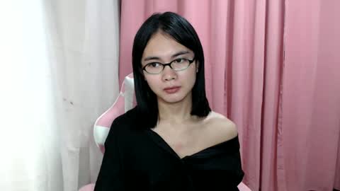 Snapshot of imyourloveypinay chatting on January 23, 7:43 am thaddea online show from January 23, 7:43 am