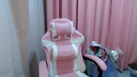 Snapshot of imyourloveypinay chatting on February 8, 7:38 pm thaddea online show from February 8, 7:38 pm