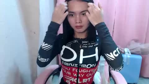 Snapshot of imyourloveypinay chatting on February 12, 7:35 pm thaddea online show from February 12, 7:35 pm