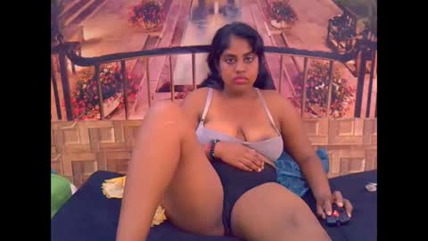 Snapshot of indiandiva27 chatting on February 3, 6:22 am indiandiva27 online show from February 3, 6:22 am