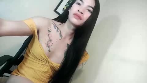 Snapshot of indra_mae chatting on May 8, 7:52 pm Mae online show from May 8, 7:52 pm