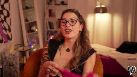 Snapshot of informal_ chatting on February 19, 11:45 pm MAL --- online show from February 19, 11:45 pm