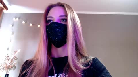 Lily online show from May 9, 2:00 pm