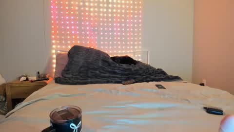 Snapshot of iris_roslin chatting on June 6, 3:44 am Iris 3 online show from June 6, 3:44 am