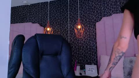 Snapshot of irisdelavega_ chatting on April 5, 2:03 pm Iris online show from April 5, 2:03 pm