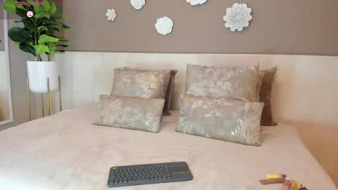 Snapshot of irisreid chatting on May 6, 3:46 am online show from May 6, 3:46 am