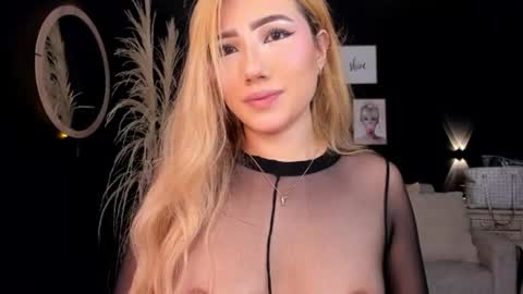 Snapshot of isa_cortes_ chatting on July 15, 2:33 pm Isa Cortes online show from July 15, 2:33 pm