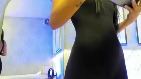 Snapshot of isa_little4u chatting on July 2, 10:21 am online show from July 2, 10:21 am