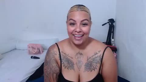 Snapshot of isabella_hots chatting on June 26, 1:59 pm estefania online show from June 26, 1:59 pm