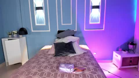 Snapshot of isabella_zc chatting on May 22, 12:00 pm isabella zc online show from May 22, 12:00 pm