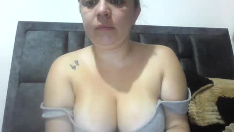 isabellaa_hills_ online show from June 19, 4:33 pm