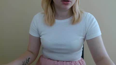 Snapshot of isla00 chatting on June 22, 5:59 am Isla online show from June 22, 5:59 am