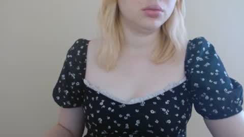 Snapshot of isla00 chatting on June 24, 6:01 am Isla online show from June 24, 6:01 am