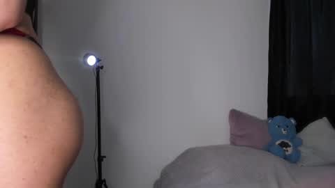 Snapshot of isnotforeveryone chatting on February 7, 10:52 pm Julyane online show from February 7, 10:52 pm