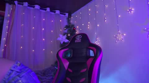 ISSA  online show from November 25, 10:32 pm