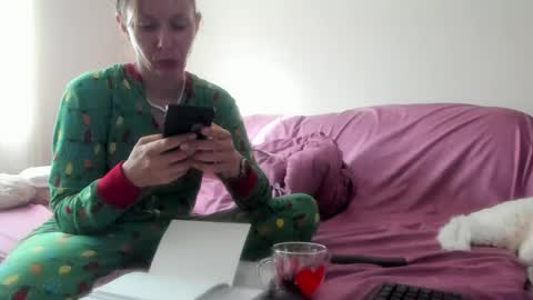 Issabelle online show from June 5, 4:08 am