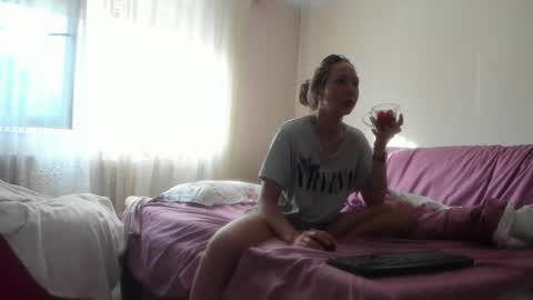 Snapshot of issabelle_69 chatting on June 17, 4:15 am Issabelle online show from June 17, 4:15 am