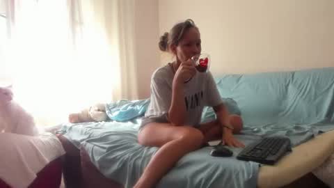 Snapshot of issabelle_69 chatting on June 27, 5:45 am Issabelle online show from June 27, 5:45 am