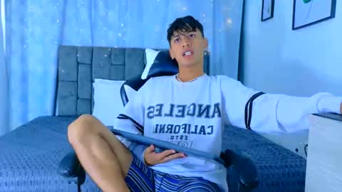 ithan_kingtwin online show from April 26, 7:33 pm