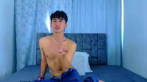 ithan_kingtwin online show from May 18, 7:31 pm