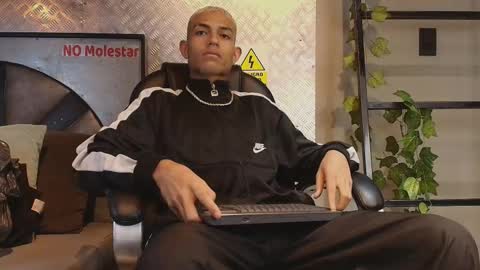 Snapshot of itszairen chatting on February 17, 4:20 am itszairen online show from February 17, 4:20 am