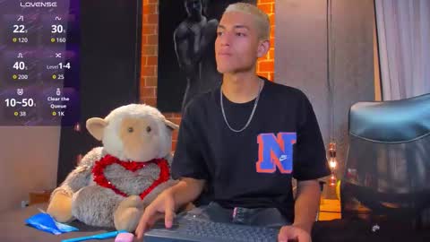 Snapshot of itszairen chatting on February 19, 6:31 am itszairen online show from February 19, 6:31 am