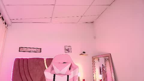 Snapshot of itzel_geneva chatting on June 24, 7:35 pm Itzel online show from June 24, 7:35 pm